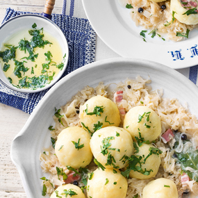 Fleischknödel mit Speck-Sauerkraut