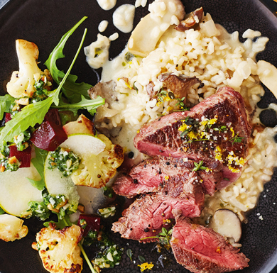 Steak mit Pilzrisotto und Karfiol-Rote-Rüben-Salat