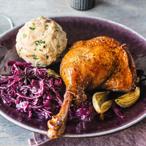 Gänsekeule mit Gewürz-Rotkraut und Speck-Zwetschken-Semmelknödel