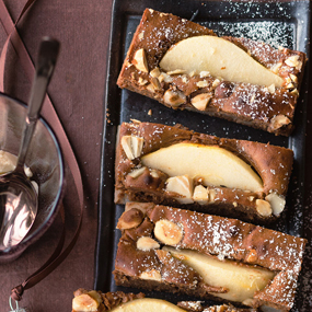 Lebkuchen-Birnen-Brownies mit Bourbon-Vanilleeis