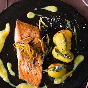 Lachsfilets mit Orangen-Senf-Obers und Erdäpfeln