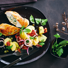 Gefüllte Hühnerbrust mit Erdäpfel-Kapern-Tomaten-Salat