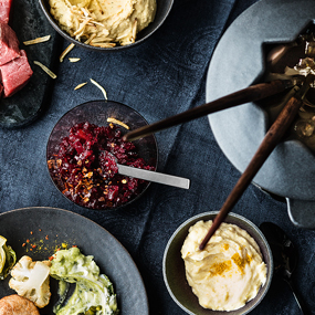 Fleisch- und Gemüsefondue mit Dips und Salsa