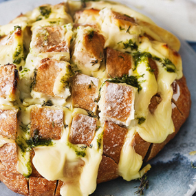 Party-Brot mit Pesto und Käse