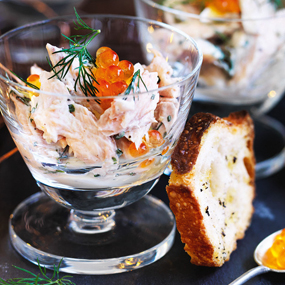 Forellensalat mit Lachskaviar mit geröstetem Brot