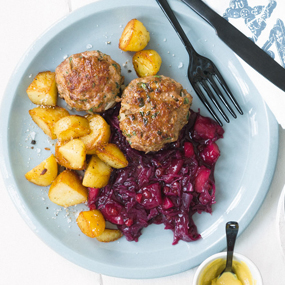 Faschierte Laibchen mit Rotkraut und Braterdäpfeln