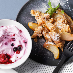 Birnen-Crumble mit Beeren-Topfencreme