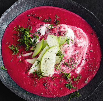 Rote-Rüben-Suppe mit Äpfeln und Dille