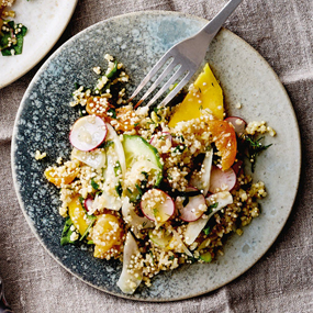 Bulgur-Quinoa-Salat mit Fenchel, Gurke, Radieschen und Mango