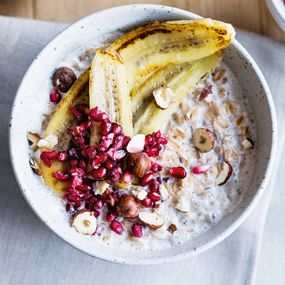 Dinkelporridge mit gebratener Banane und Granatapfelkernen