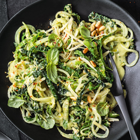 Kohlrabi-Pasta mit Kohl und Avocadosauce