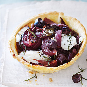 Oliven-Zwiebel-Tartelettes mit Radicchio-Orangen-Salat