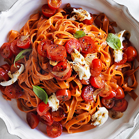 Rote Fettuccine mit Tomaten und Mozzarella