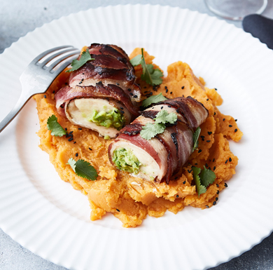 Hühnerfleisch mit Avocadofülle im Speckmantel und Süßkartoffelpüree - Paleo