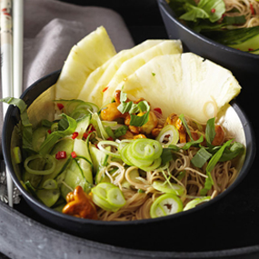 Veganer Glasnudelsalat mit Gurke, Jungzwiebeln, Ananas und Curry-Cashews