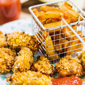 Hendl-Nuggets mit Pommes und Ketchup 