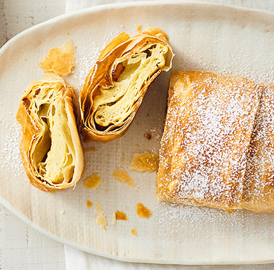 Topfenstrudel mit Vanillesauce und gerösteten Haselnüssen