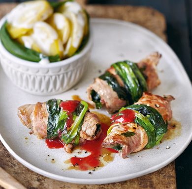 Bärlauch-Schweinsrouladen mit Erdbeersud und Rahmerdäpfeln