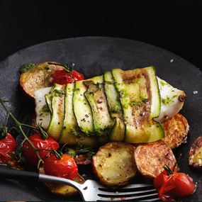 Dorsch in Zucchini mit Ofengemüse und Bärlauchpesto