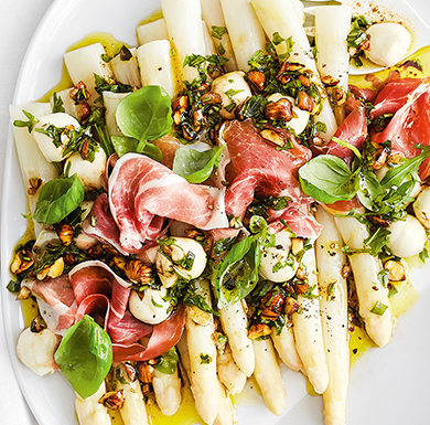 Weißer Spargel mit Prosciutto und Haselnuss-Vinaigrette