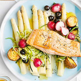 Gebratener Lachs mit weißem Spargel, Radieschengemüse und Braterdäpfel