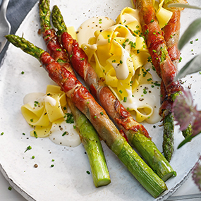 Spargel im Speckmantel mit Nudeln und Käsesauce