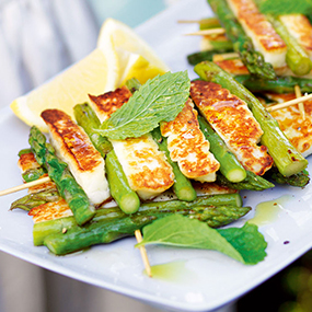 Gegrillte Spargel-Halloumi-Spieße mit Minze und Zitrone