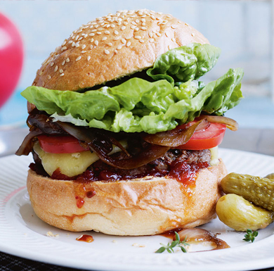 Beef-Burger mit Paradeiser-Chili-Relish und Balsamicozwiebeln