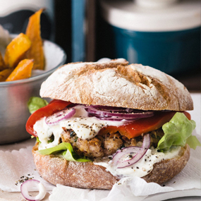 Bohnenburger mit scharfen Pommes