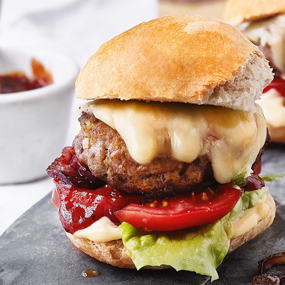 Cheeseburger mit Tomatenchutney