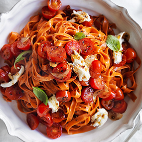 Rote Fettuccine mit Tomaten und Mozzarella<br />   