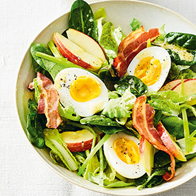 Blattsalate mit wachsweichen Eiern, Speck, Apfel und Lauch