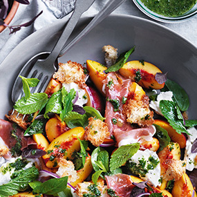 Mozzarella-Salat mit Prosciutto und Kräuter-Dressing