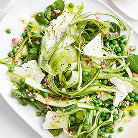 Grüner Spargelsalat mit Erbsen, Gurken und Feta