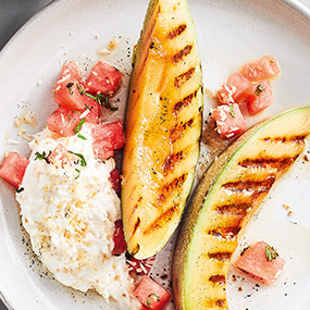 Karamellisierte Zuckermelone mit Kokosjoghurt und Wassermelone